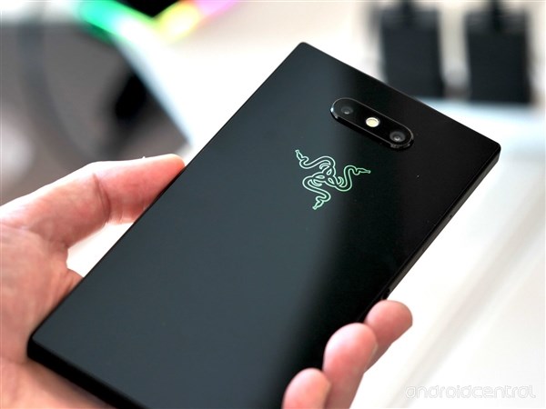 祖传设计+信仰灯：雷蛇Razer Phone 2图赏